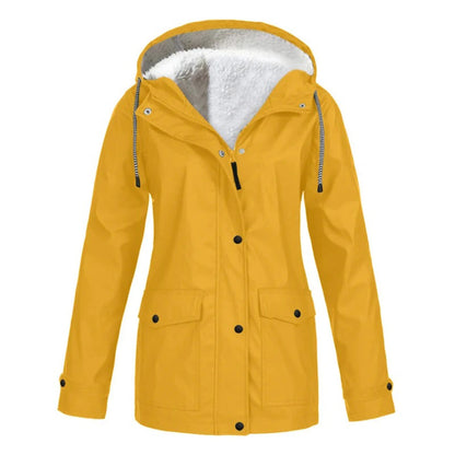 Abrigo MERILANNE combinado con look de oficina para mujer