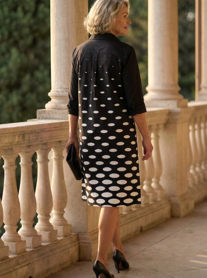 Mujer luciendo el vestido camisero MILENA de lunares en look casual