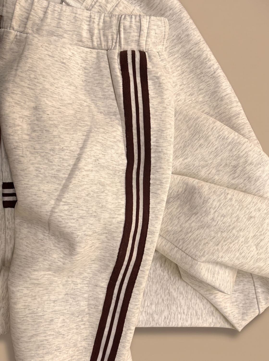 Detalle de la cintura ajustable del pantalón