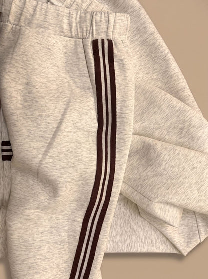 Detalle de la cintura ajustable del pantalón