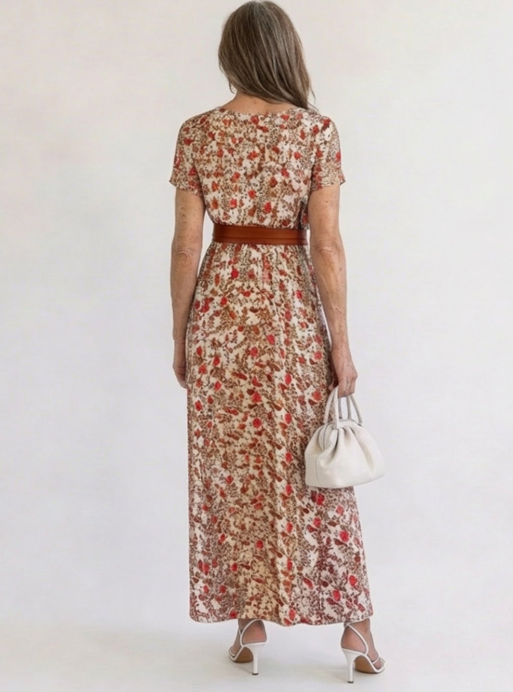 Detalle del escote en V del vestido midi floral MIREN
