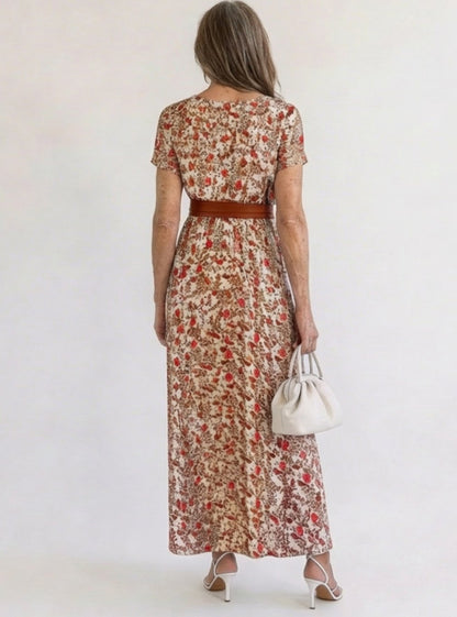Detalle del escote en V del vestido midi floral MIREN