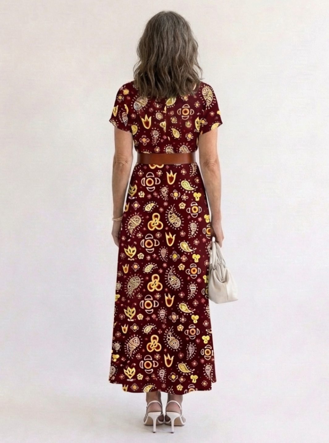 Detalle de la tela ligera del vestido floral midi