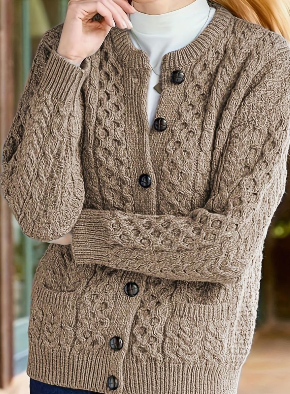 Cárdigan de punto trenzado combinado con jersey de cuello alto