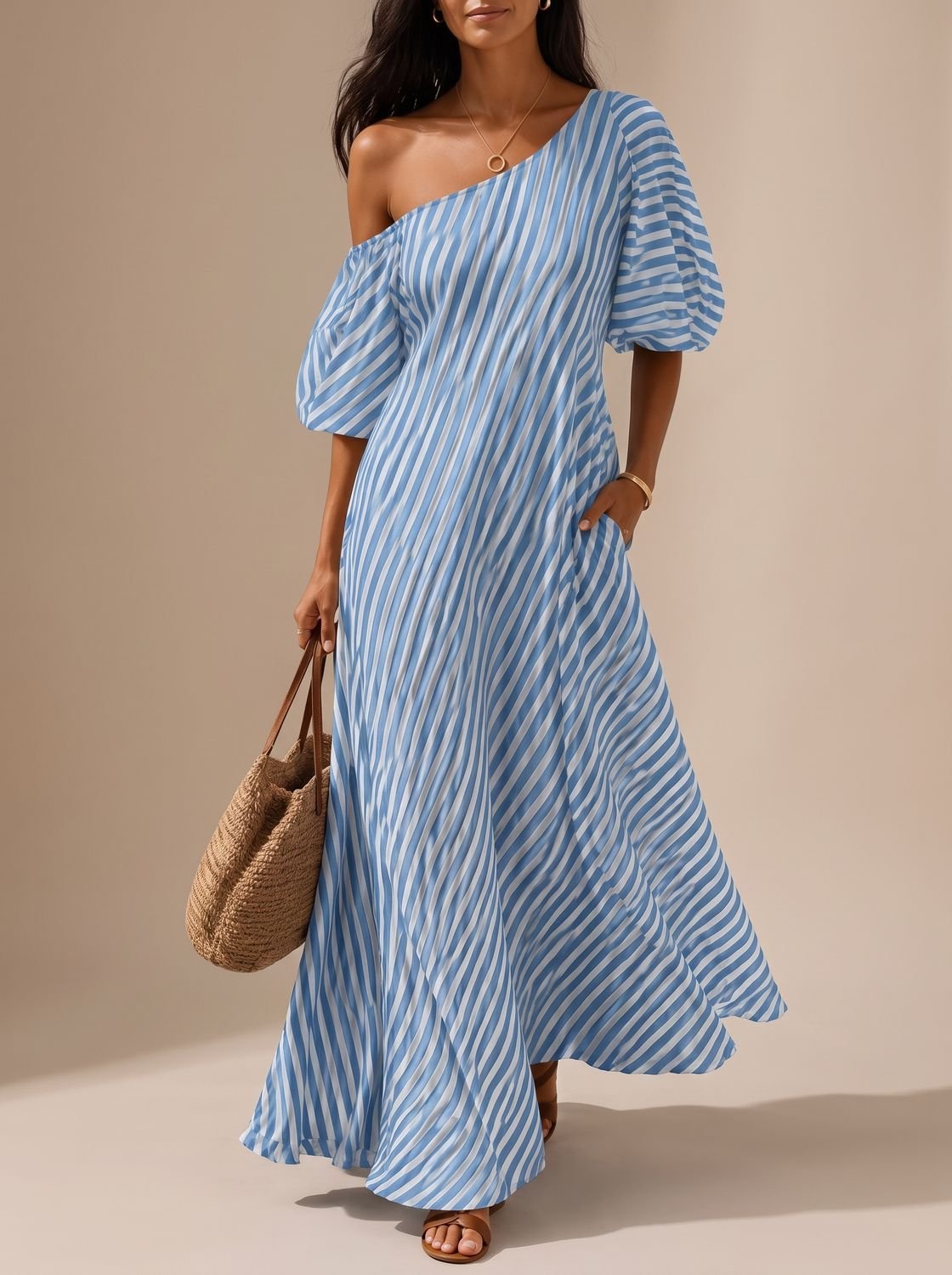 Mujer con vestido boho MYKONOS a rayas, un hombro y silueta fluida