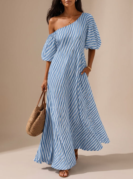 Mujer con vestido boho MYKONOS a rayas, un hombro y silueta fluida