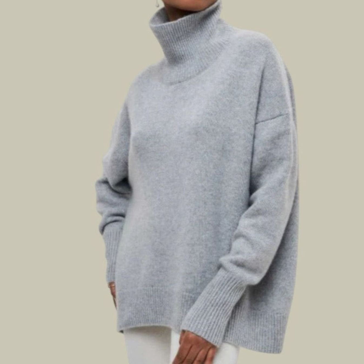 Mujer con jersey oversized de cuello alto en punto grueso, look casual de invierno