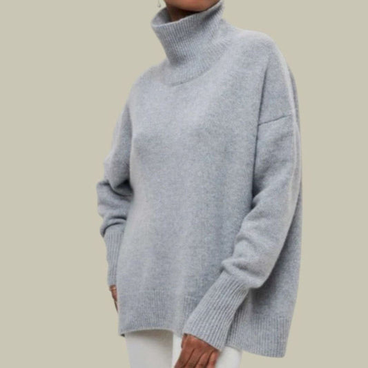 Mujer con jersey oversized de cuello alto en punto grueso, look casual de invierno