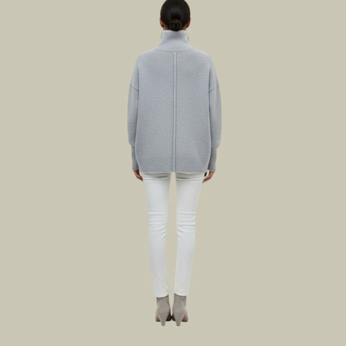 Jersey oversized de mujer combinado con vaqueros y botines
