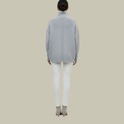 Jersey oversized de mujer combinado con vaqueros y botines