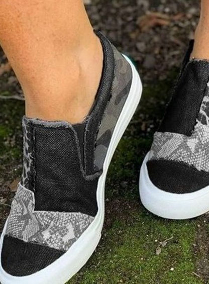 Vista lateral de zapatillas casuales con elásticos y patchwork animal print