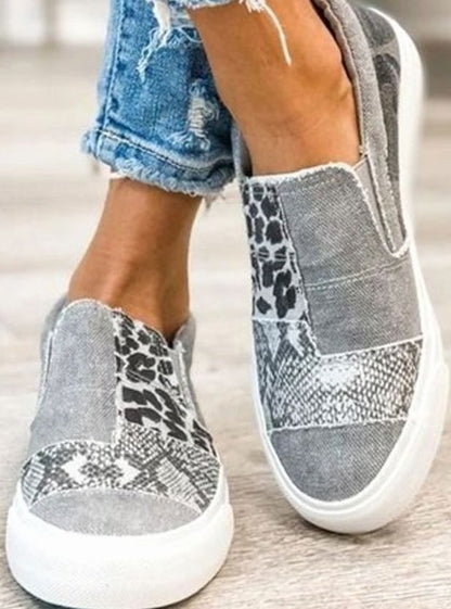 Detalle de la plantilla acolchada de las zapatillas slip-on estampado animal