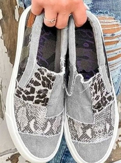 Zapatillas slip-on combinadas con vaqueros para un look casual