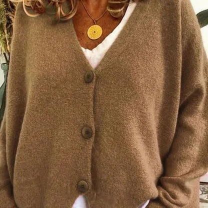Mujer con cárdigan de punto cuello en V holgado y botones delanteros