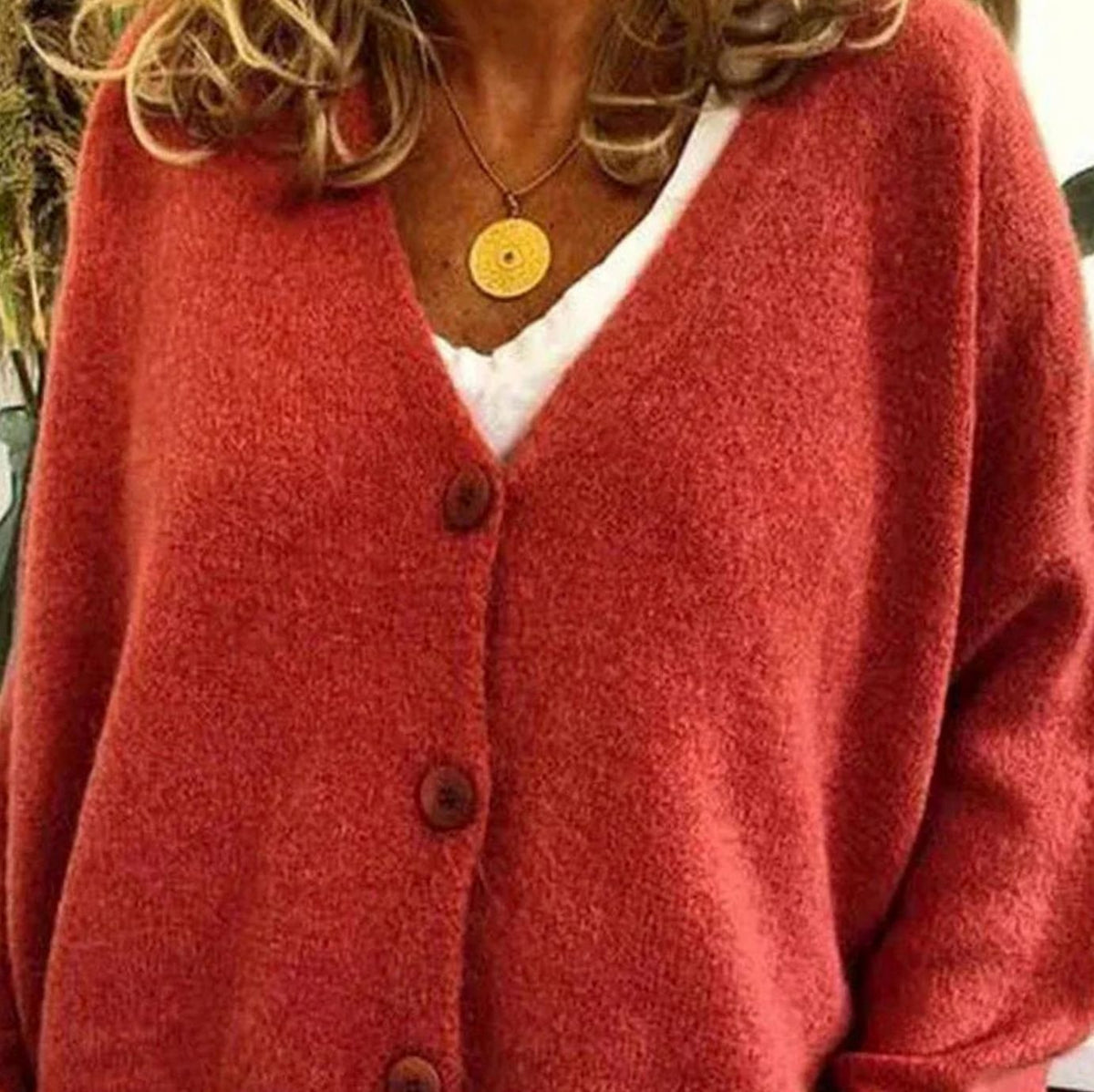 Cárdigan de punto cuello en V combinado con jeans casuales