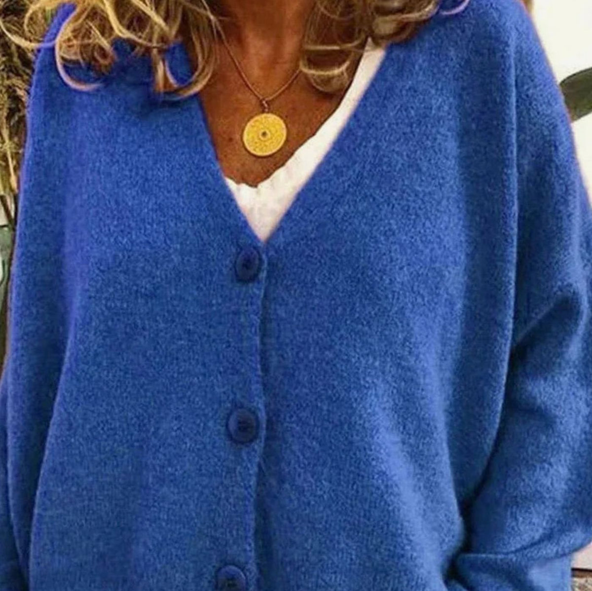 Mujer luciendo cárdigan de punto cerrado con todos los botones