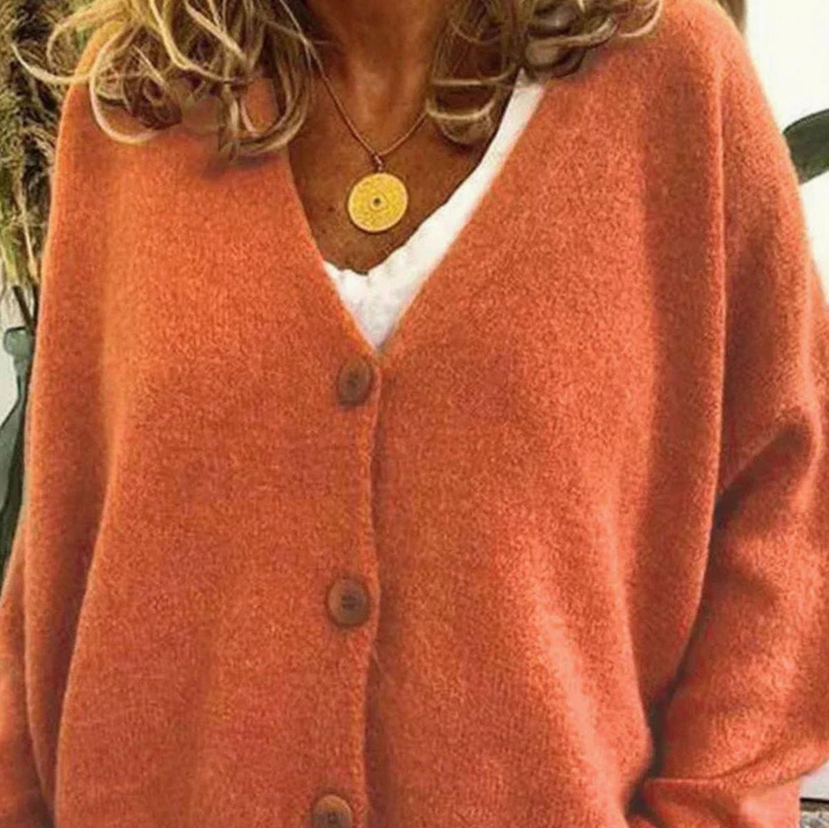 Detalle del cuello en V del cárdigan de punto para mujer
