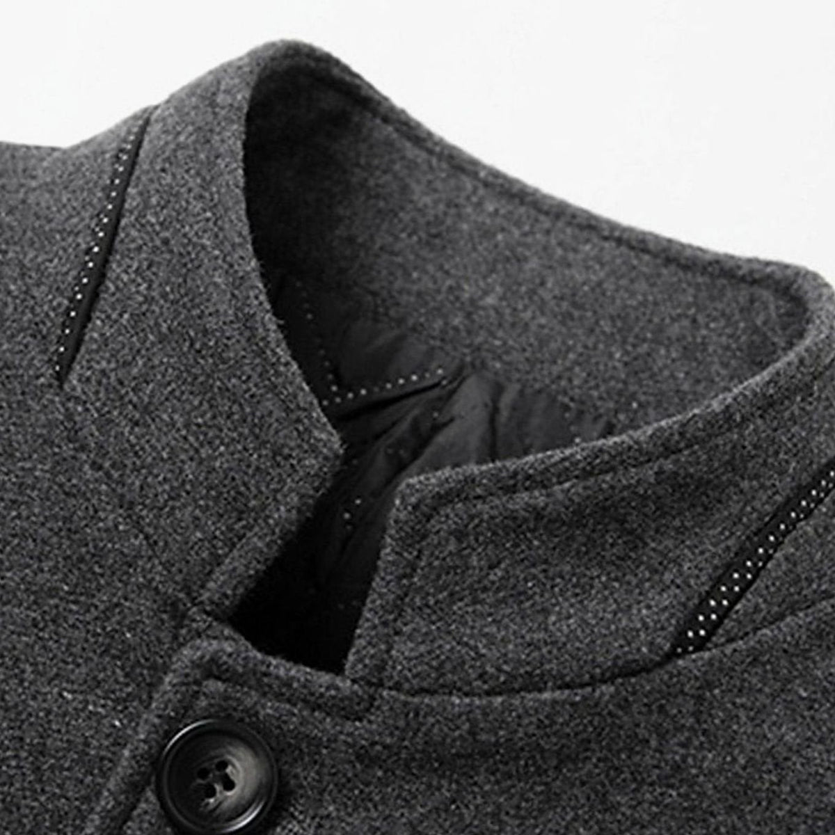 Vista trasera del abrigo de paño con cuello alto para hombre