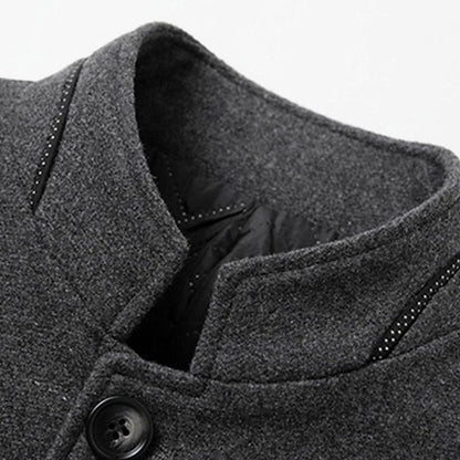 Vista trasera del abrigo de paño con cuello alto para hombre