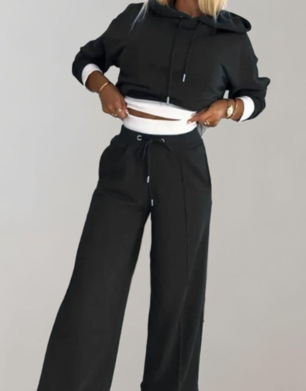 Conjunto NÁYADE de sudadera corta y pantalón ancho para mujer en look completo