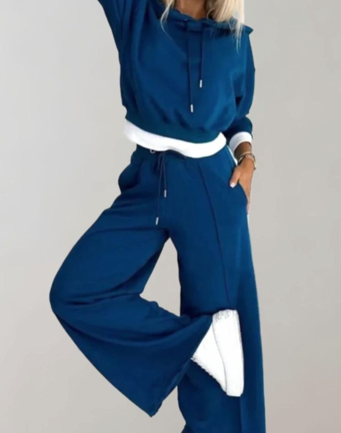 Conjunto de dos piezas combinado con zapatillas para un look casual