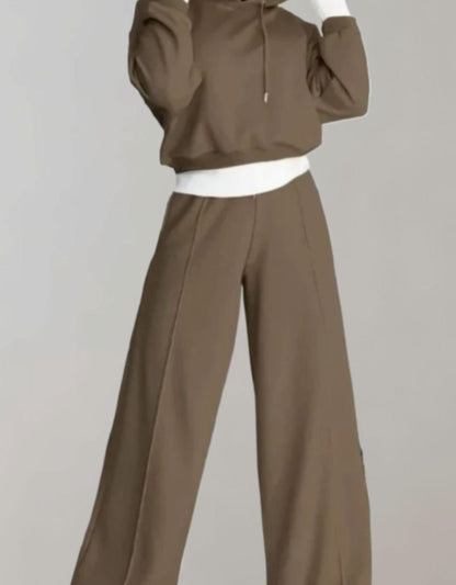 Vista trasera del conjunto de sudadera corta y pantalón ancho