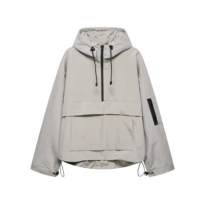 Detalle de la capucha funcional de la chaqueta de invierno NIEVA para mujer