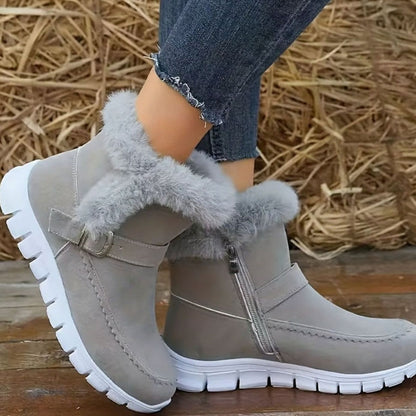 Detalle del cuello afelpado en botines de nieve para mujer