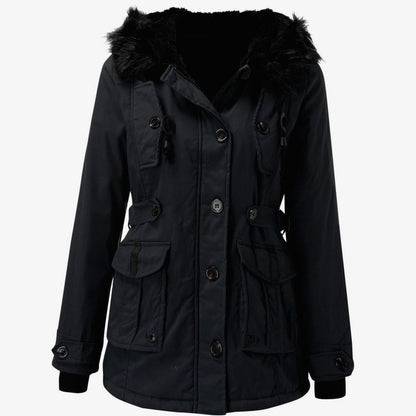 Detalle de los acabados y costuras de la parka de invierno