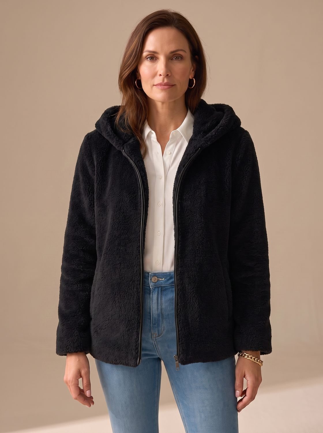 Vista frontal completa del abrigo oversize con capucha para mujer