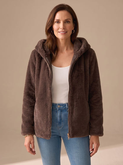 Abrigo con capucha combinado en look casual de invierno para mujer