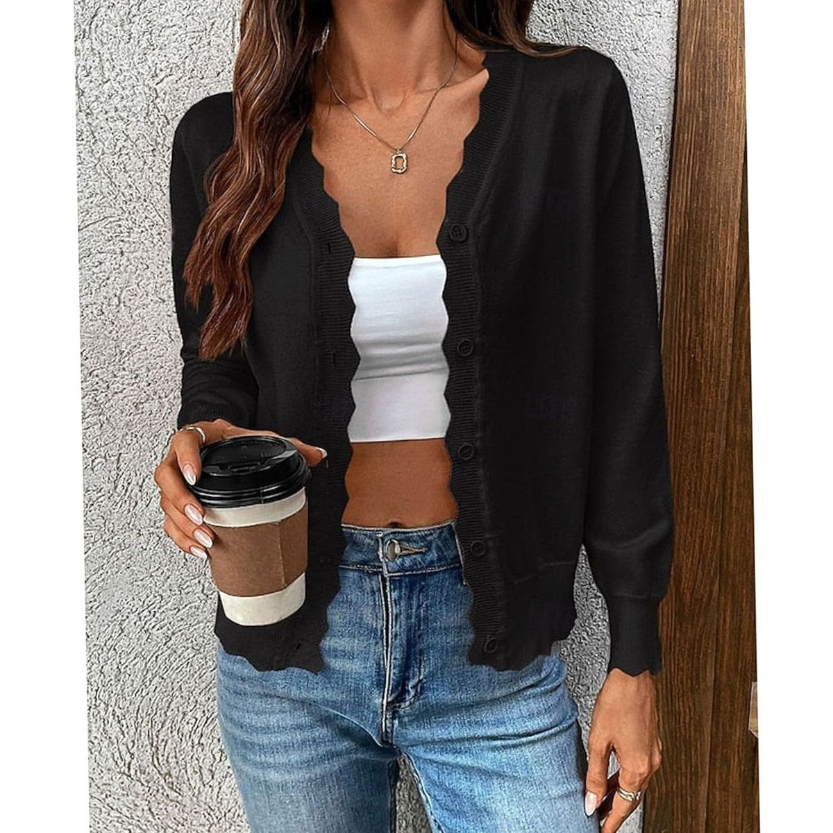 Cárdigan de mujer abrochado con botones, look completo