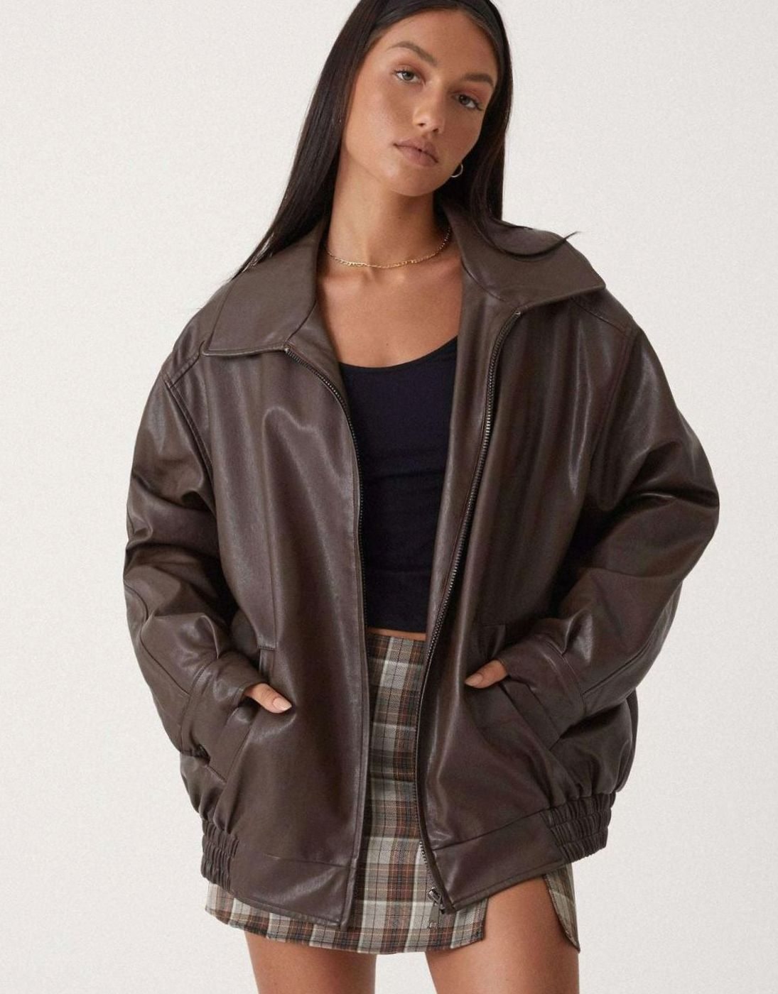 Cazadora bomber oversize de polipiel para mujer en color marrón