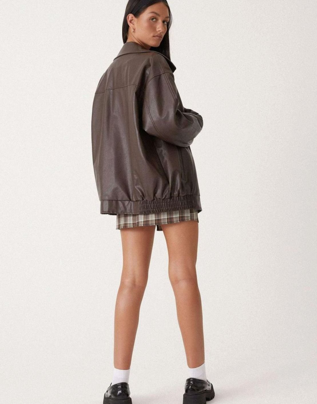 Cazadora bomber oversize de polipiel en color negro para mujer