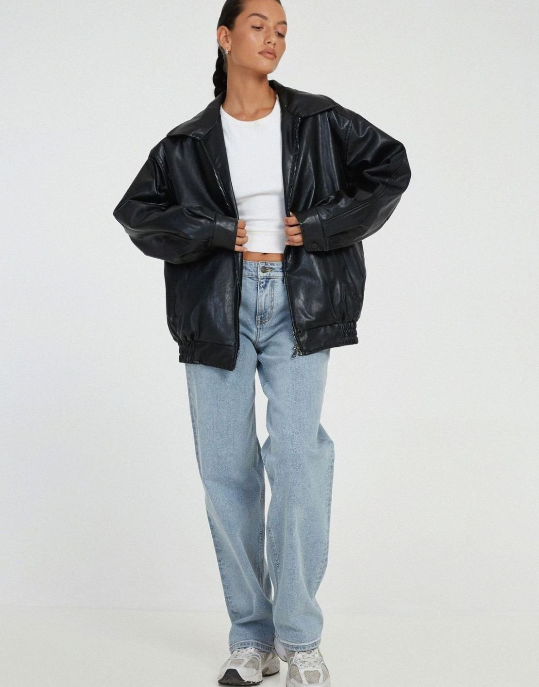 Modelo luciendo la cazadora bomber de polipiel con look casual