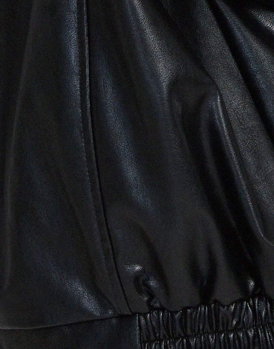 Cazadora bomber de polipiel combinada con look de calle