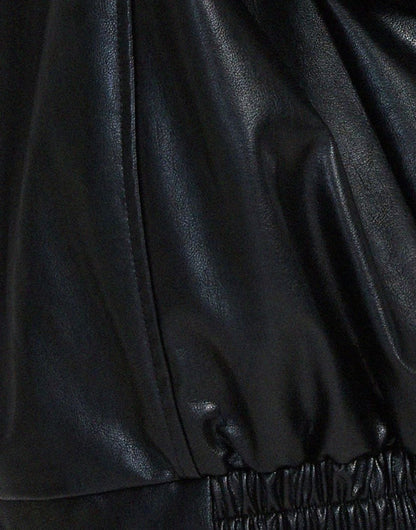 Cazadora bomber de polipiel combinada con look de calle