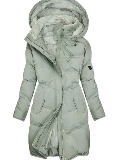 Mujer con abrigo largo acolchado NORDIKA con capucha forrada, ideal para el invierno