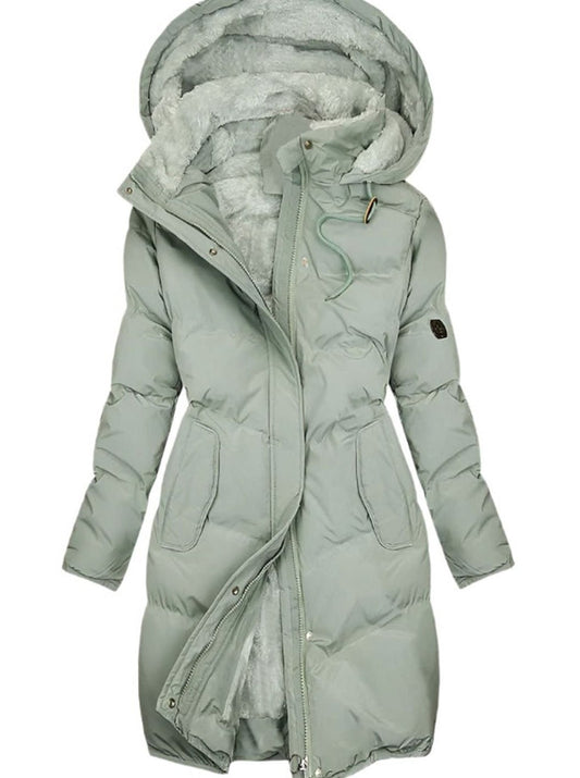 Mujer con abrigo largo acolchado NORDIKA con capucha forrada, ideal para el invierno