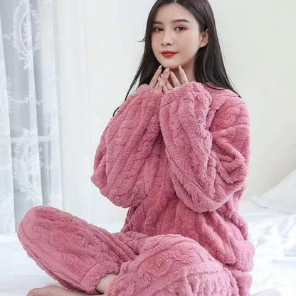 Mujer con conjunto de forro polar de invierno, top de manga larga y pantalón a juego