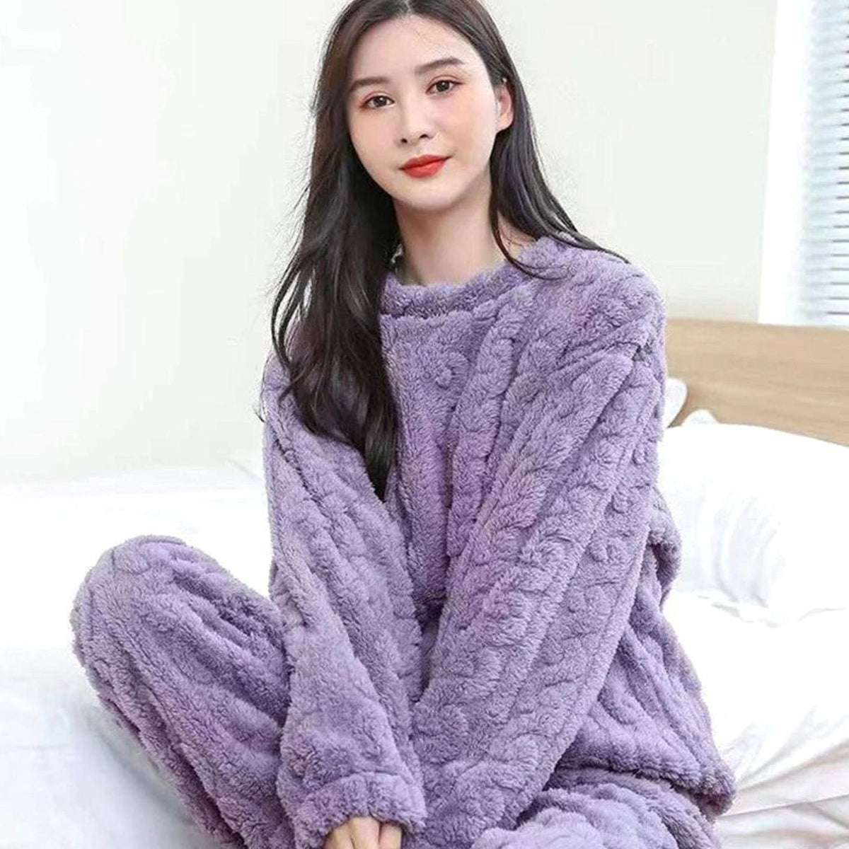 Mujer vistiendo pijama de forro polar holgado en tono cálido para el invierno
