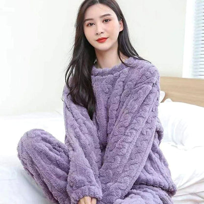 Mujer vistiendo pijama de forro polar holgado en tono cálido para el invierno