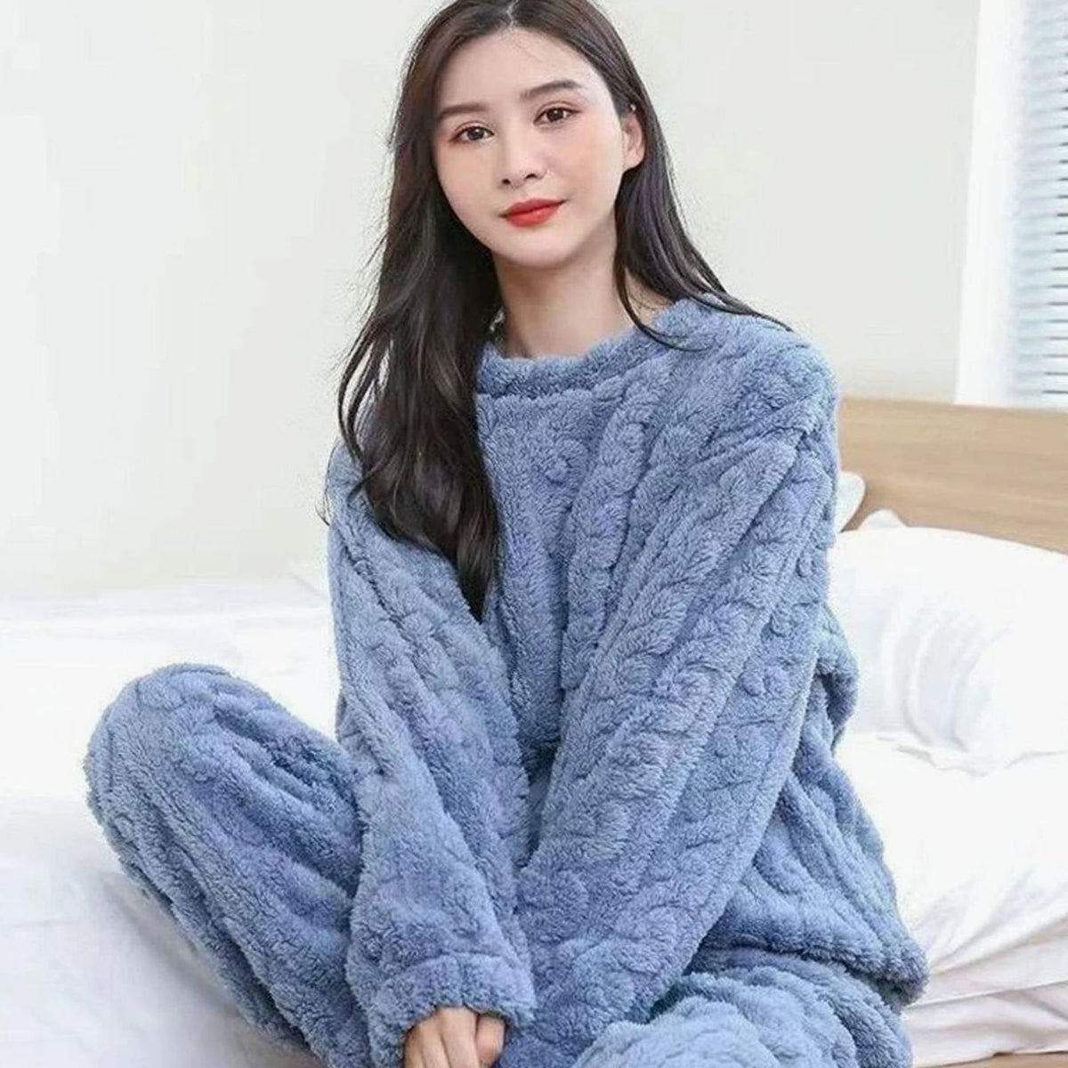 Conjunto de loungewear de invierno en varios colores disponibles para mujer