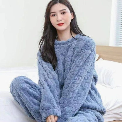 Conjunto de loungewear de invierno en varios colores disponibles para mujer