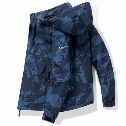 Detalle de la capucha y el cierre de la chaqueta impermeable NORDKAP