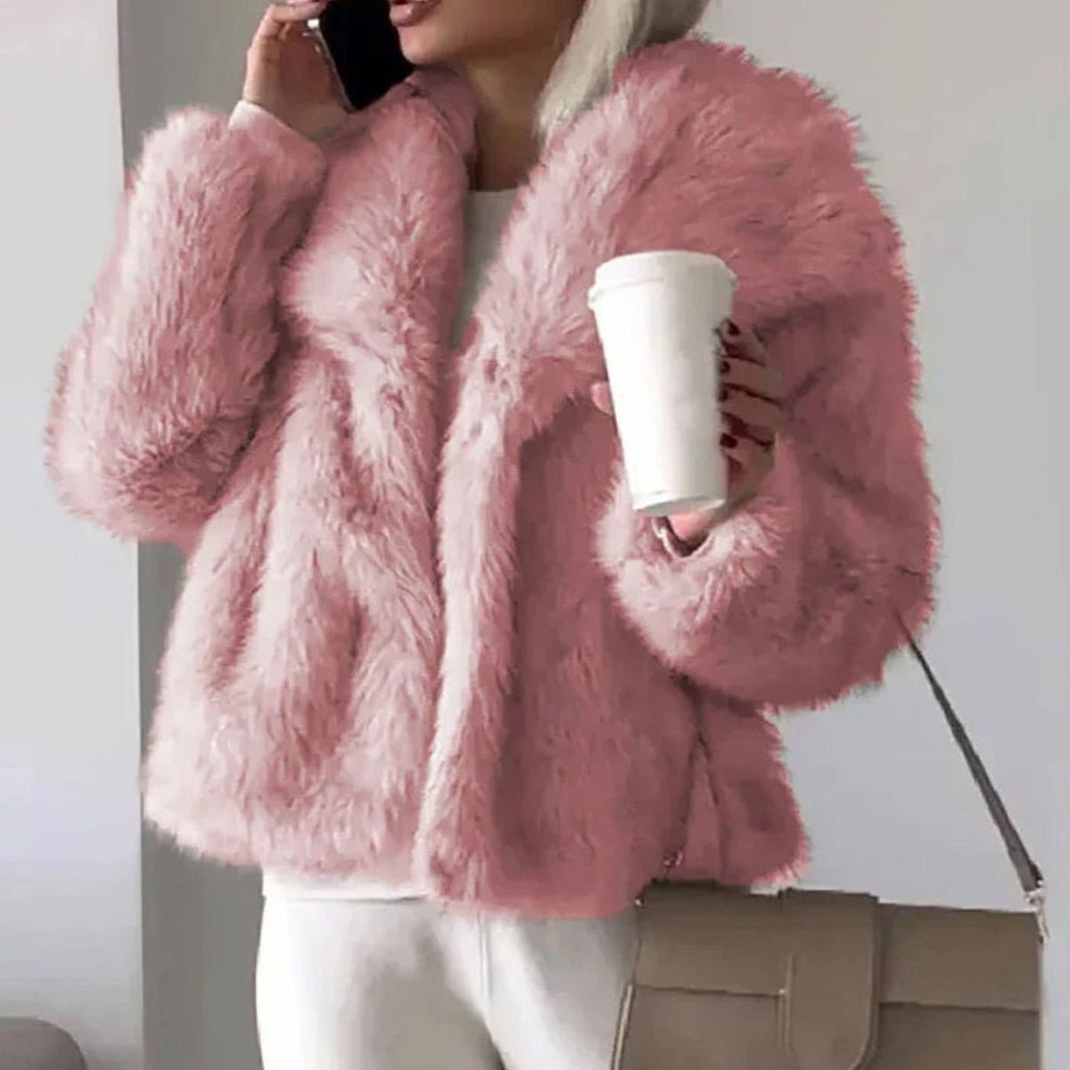 Mujer con chaqueta corta de pelo sintético abierta por delante en look de invierno