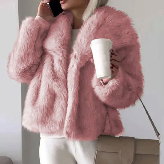 Mujer con chaqueta corta de pelo sintético abierta por delante en look de invierno