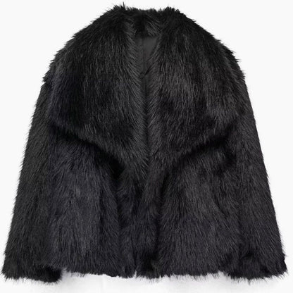 Chaqueta corta de pelo sintético doblada mostrando su textura esponjosa