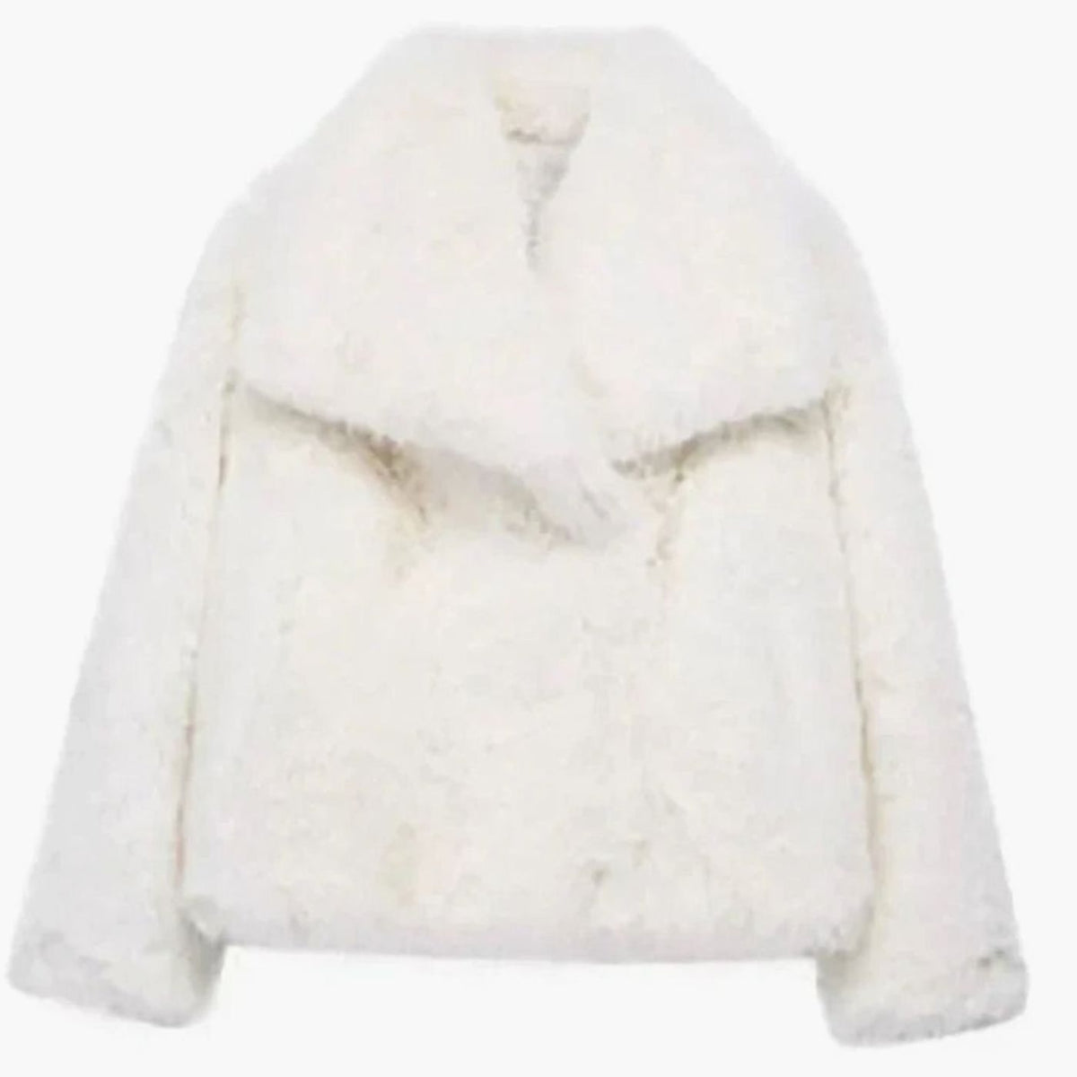 Chaqueta corta de pelo sintético combinada con pantalones ajustados