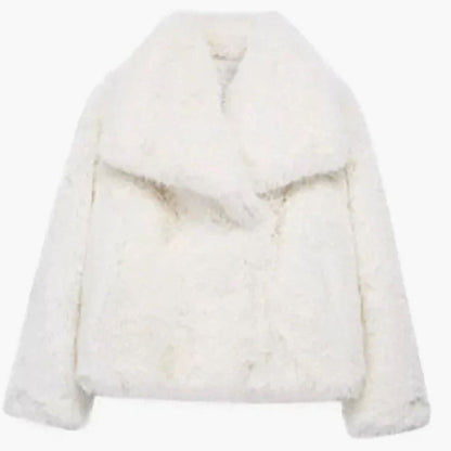 Chaqueta corta de pelo sintético combinada con pantalones ajustados